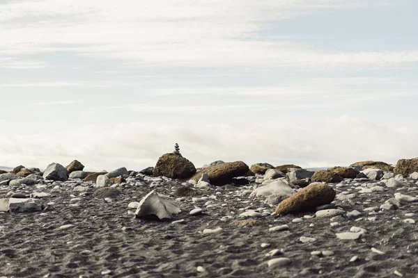 Beau paysage avec des rochers et ciel nuageux en Islande — Photo de stock