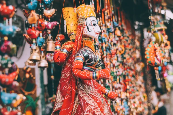 Vista de cerca de decoraciones de colores colgando en Rajastán, Pushkar - foto de stock