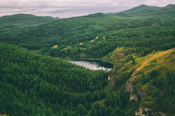 Величественные горы, покрытые деревьями и красивым горным озером в Алтае, Россия — Stock Photo