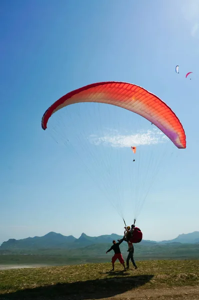 Two men parachuting on field with hills on backgrond, Crimea, Ukraine — Stock Photo