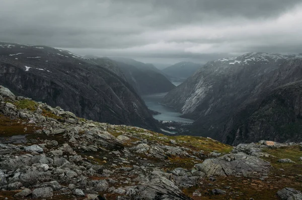 Vista de la pendiente con piedras y rocas y río a pie sobre fondo, Noruega, Parque Nacional Hardangervidda - foto de stock