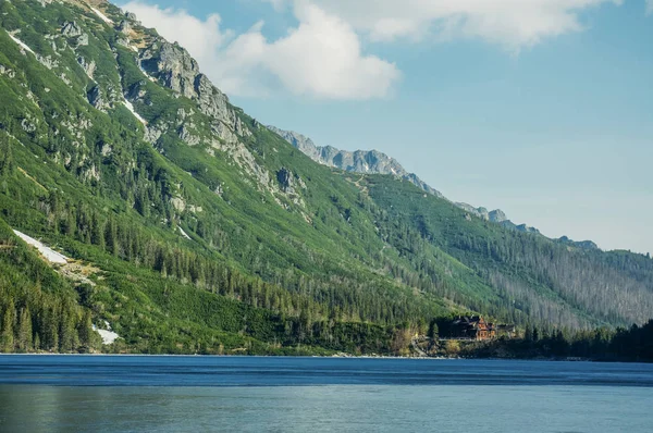 Vue sur le lac de montagne avec des arbres sur les pentes de montagne au-dessus de l'eau, Morskie Oko, Sea Eye, Parc national des Tatra, Pologne — Photo de stock