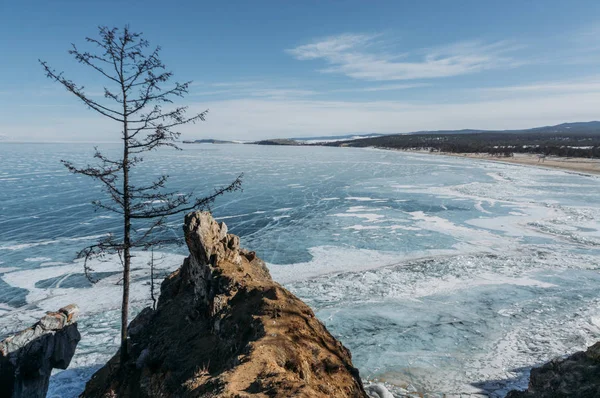 Struttura in pietra su primo piano e acqua di mare ondulata sullo sfondo, Russia, Lago Baikal — Foto stock