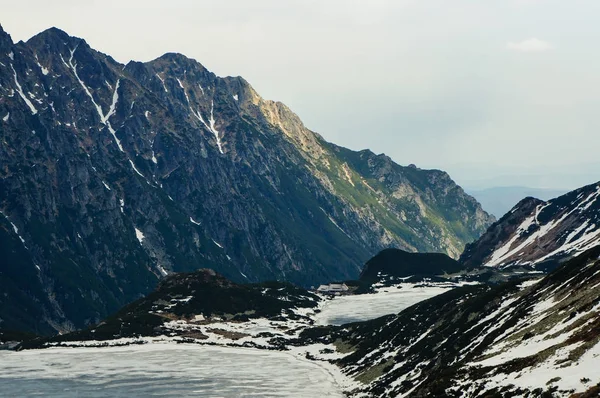 Frozen winter lake in scenic mountains, Morskie Oko, Sea Eye, Tatra National Park, Poland — Stock Photo