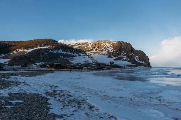 Замерзшее зимнее озеро в живописных горах, Россия, озеро Байкал — стоковое фото