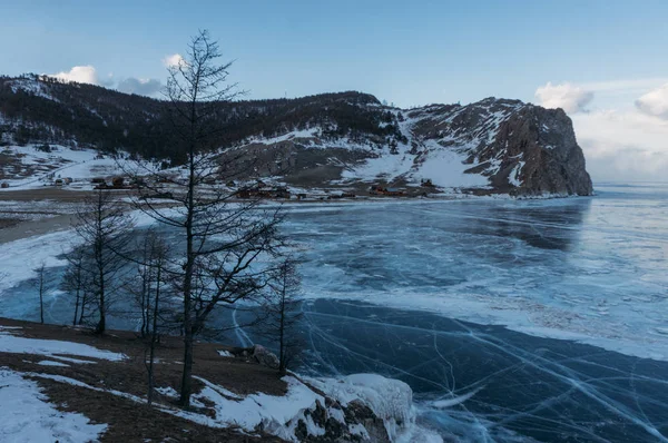 Lac d'hiver gelé dans les montagnes pittoresques, Russie, Lac Baïkal — Photo de stock