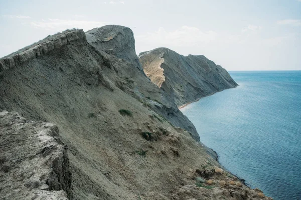 Сценический спокойный берег моря с хребтом Крымских гор, Украина, май 2013 г. — стоковое фото