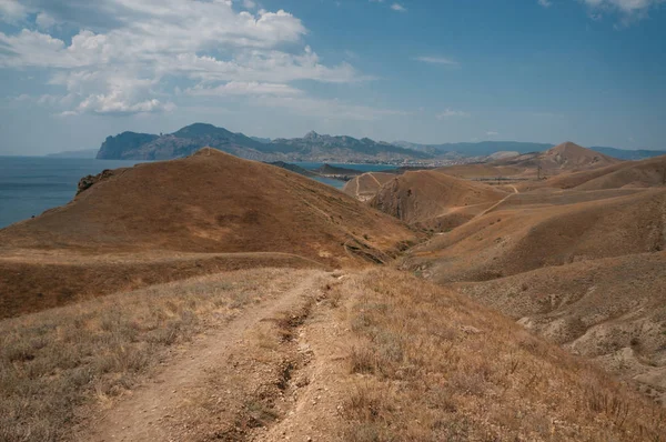 Strada nel bellissimo paesaggio estivo nelle montagne della Crimea, Ucraina, maggio 2013 — Foto stock