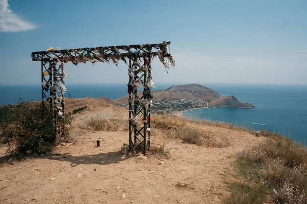 Beautiful landscape with decorative arch in Crimean mountains and Black sea, Ukraine, May 2013 — Stock Photo