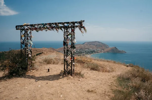 Beau paysage avec arche décorative dans les montagnes de Crimée et la mer Noire, Ukraine, mai 2013 — Photo de stock