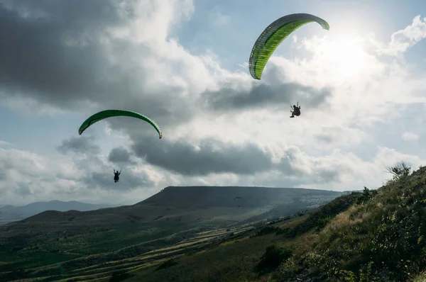 Paesaggio montagnoso con paracadutisti che volano nel cielo, Crimea, Ucraina, maggio 2013 — Foto stock