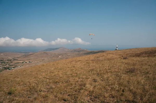 Paracaídas en el cielo sobre el campo en la zona de la ladera de Crimea, Ucrania, mayo 2013 - foto de stock