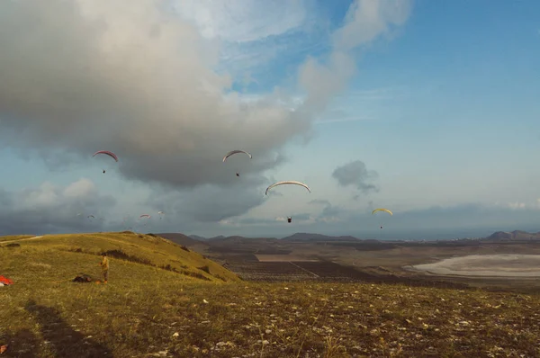 Paracaídas en el cielo sobre el campo en la zona de la ladera de Crimea, Ucrania, mayo 2013 — Stock Photo