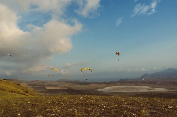 Paysage montagneux avec parachutistes volant dans le ciel, Crimée, Ukraine, mai 2013 — Photo de stock