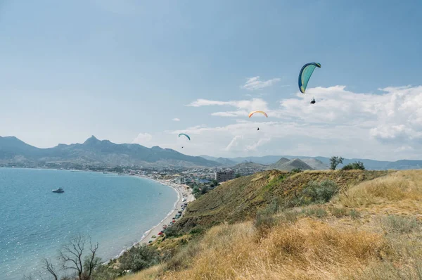 Mountainous landscape with paratroopers flying in the sky, Crimea, Ukraine, May 2013 — Stock Photo