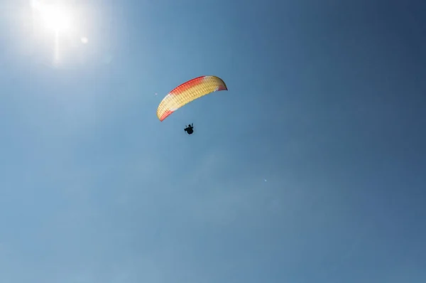 Parachutiste volant dans un ciel bleu clair, Crimée, Ukraine, mai 2013 — Photo de stock