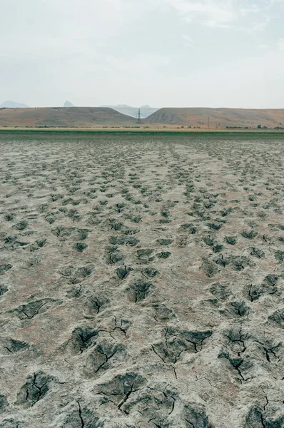 Trockener Boden in der bergigen Region der Krim, Ukraine, Mai 2013 — Stockfoto