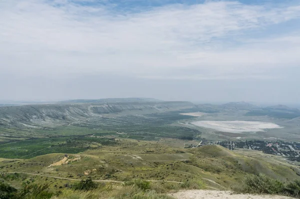 El paisaje hermoso veraniego de la Crimea, Ucrania, mayo 2013 - foto de stock