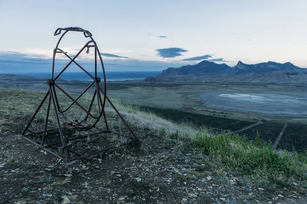 Antiguo aparato de entrenamiento vestibular en el paisaje matutino de verano de Crimea, Ucrania, mayo 2013 - foto de stock