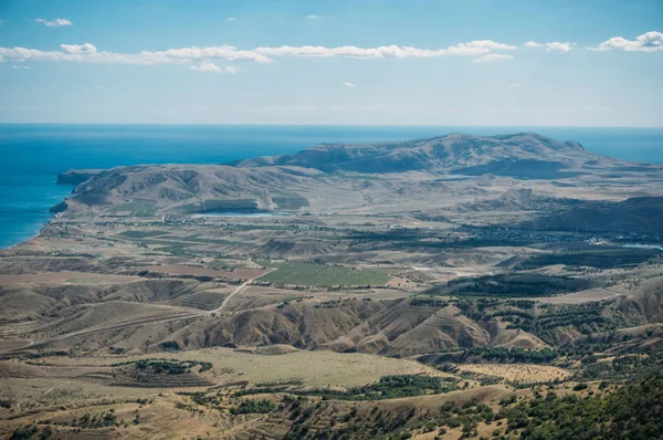 Scenic spiaggia calma con cresta di montagne di Crimea, Ucraina, maggio 2013 — Foto stock