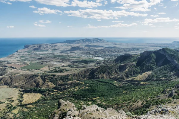 Сценический спокойный берег моря с хребтом Крымских гор, Украина, май 2013 г. — стоковое фото