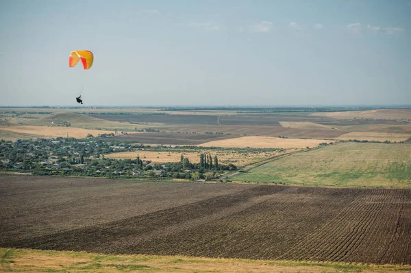 Parachute dans le ciel au-dessus du champ à flanc de colline de Crimée, Ukraine, mai 2013 — Photo de stock