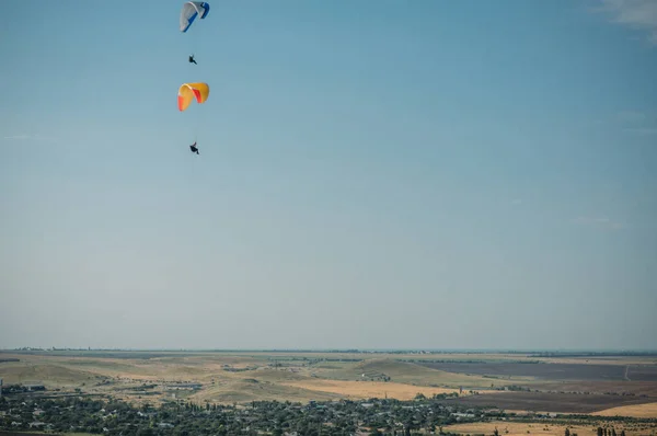 Paysage montagneux avec parachutistes volant dans le ciel, Crimée, Ukraine, mai 2013 — Photo de stock