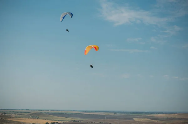 Paracaídas en el cielo sobre el campo en la zona de la ladera de Crimea, Ucrania, mayo 2013 - foto de stock