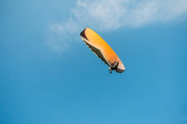 Paracadutista che vola in cielo azzurro, Crimea, Ucraina, maggio 2013 — Foto stock