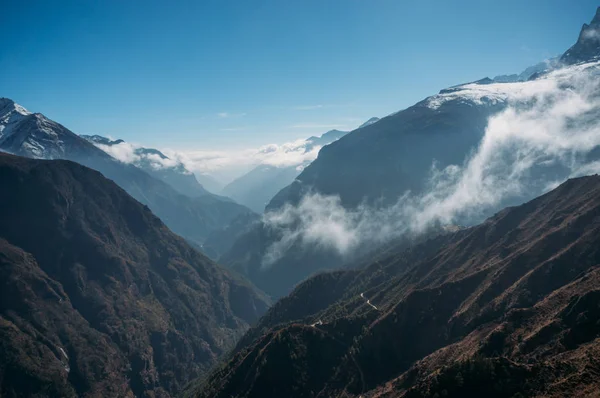 Paysage et nuages de montagnes enneigés étonnants, Népal, Sagarmatha, Novembre 2014 — Photo de stock