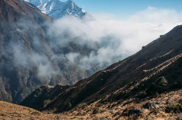 Paysage et nuages de montagnes enneigés étonnants, Népal, Sagarmatha, Novembre 2014 — Photo de stock