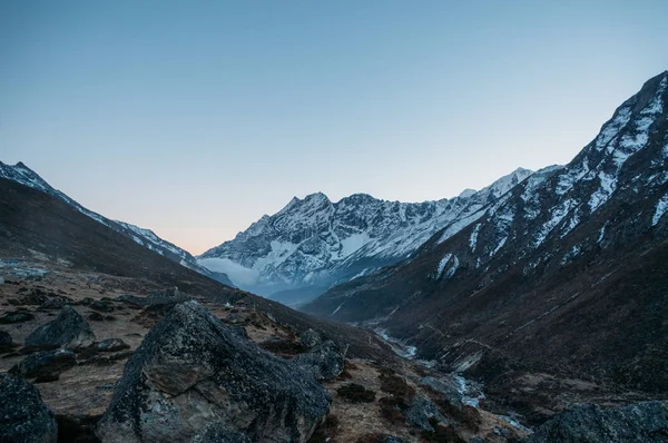 Incrível paisagem de montanhas nevadas, Nepal, Sagarmatha, novembro 2014 — Fotografia de Stock