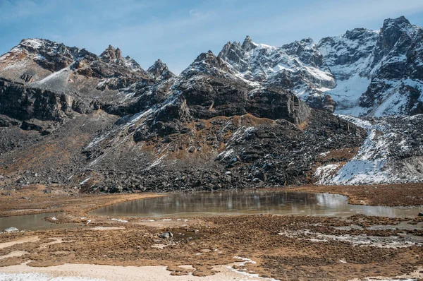 Bellissimo paesaggio panoramico con montagne innevate e lago, Nepal, Sagarmatha, novembre 2014 — Foto stock