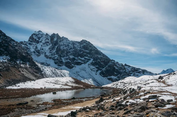 Beautiful scenic landscape with snowy mountains and lake, Nepal, Sagarmatha, November 2014 — Stock Photo