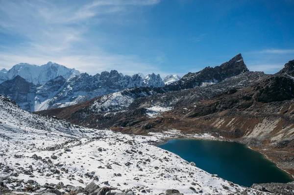Красивый живописный пейзаж со снежными горами и озером, Непал, Сагарматха, ноябрь 2014 г. — стоковое фото