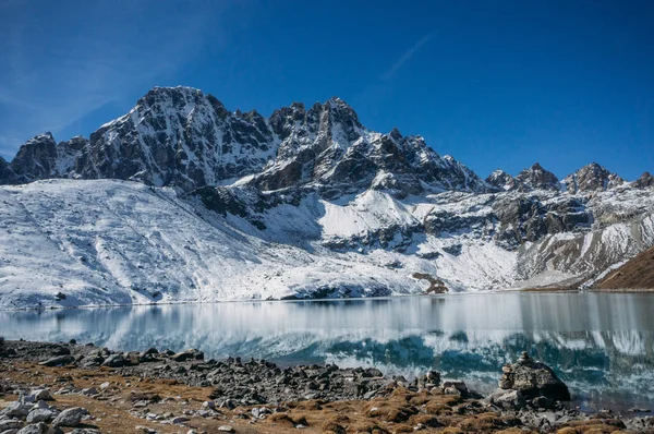 Hermoso paisaje escénico con montañas nevadas y lago, Nepal, Sagarmatha, noviembre 2014 - foto de stock