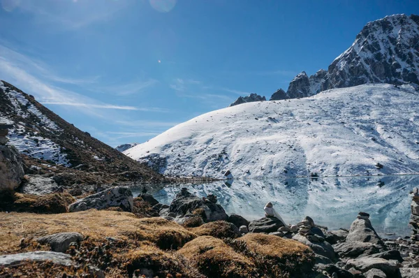 Beautiful scenic landscape with snowy mountains and lake, Nepal, Sagarmatha, November 2014 — Stock Photo