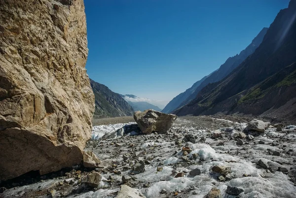 Incredibile valle innevata tra le montagne, Federazione Russa, Caucaso, luglio 2012 — Foto stock