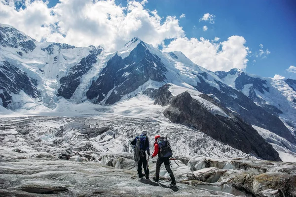 Viaggiatori di sesso maschile escursioni in montagne innevate, Federazione Russa, Caucaso, luglio 2012 — Foto stock