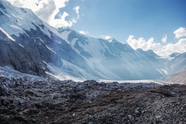 Vue imprenable sur les montagnes avec neige, Fédération de Russie, Caucase, juillet 2012 — Photo de stock