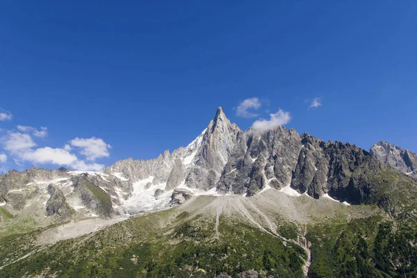 Vista panorâmica de montanhas rochosas e céu azul claro, Alpes, França — Fotografia de Stock