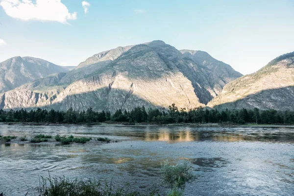 Montagne e lago — Foto stock