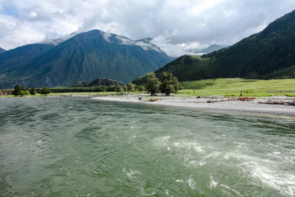 Hermosa vista del paisaje de las montañas y el lago, Altai, Rusia - foto de stock