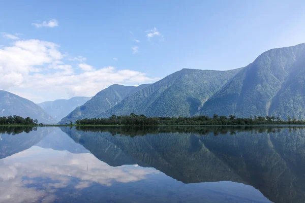 Hermosa vista del paisaje de las montañas y el lago, Altai, Rusia - foto de stock