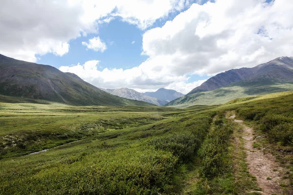 Paesaggio montano con valle panoramica, Altai, Russia — Foto stock