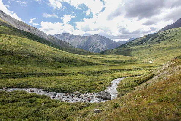 Paysage de montagne avec vallée pittoresque, Altaï, Russie — Photo de stock