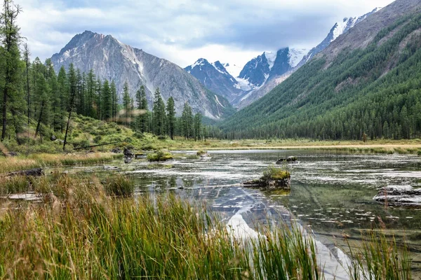 Paysage de montagne avec vallée pittoresque et lac, Altaï, Russie — Photo de stock