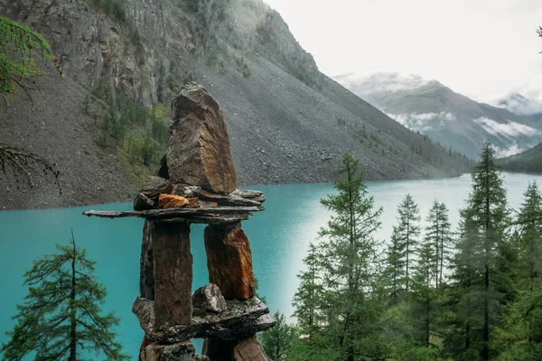 Lac clair, arbres et montagnes, Altaï, Russie — Photo de stock