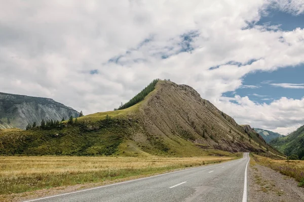 Blick auf leere Straße, Berge und wolkenverhangenen Himmel, Altai, Russland — Stockfoto