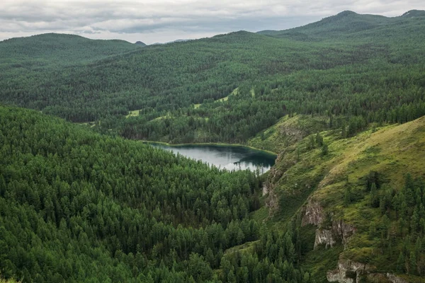 Majestosas montanhas cobertas de árvores e lago de montanha em Altai, Rússia — Fotografia de Stock